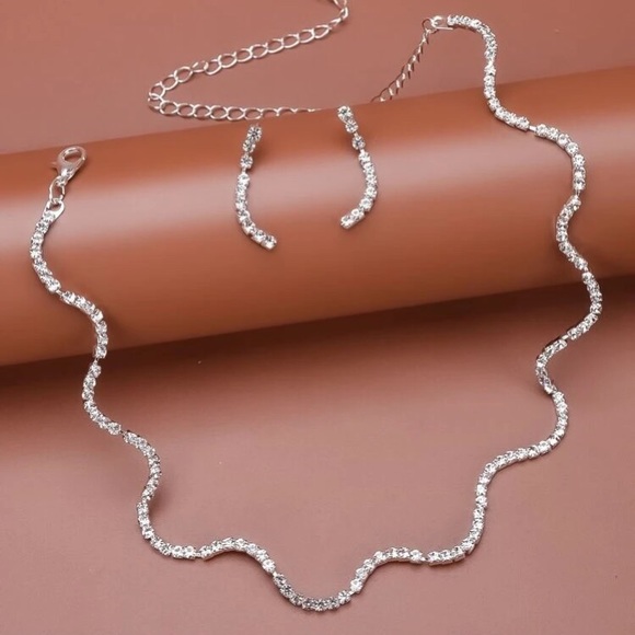 🎀 Stunning Rhinestone Earrings and Necklace set! - Picture 5 of 7